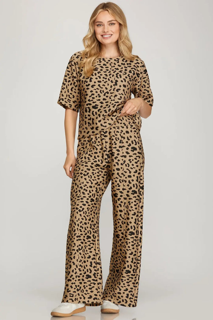 HALF SLEEVE TEXTURED KNIT LEOPARD PRINT TOP