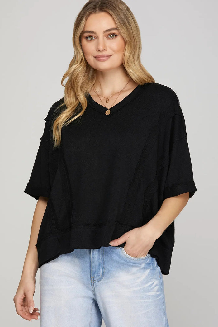 SHORT SLEEVE V NECK RAW EDGE KNIT TOP
