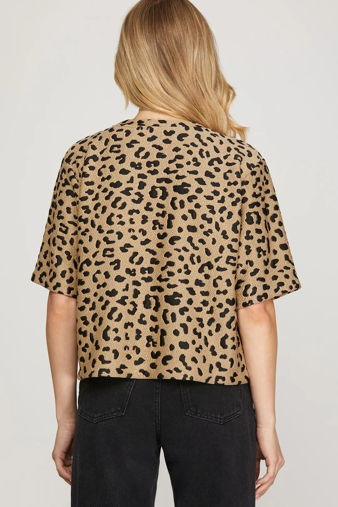 HALF SLEEVE TEXTURED KNIT LEOPARD PRINT TOP