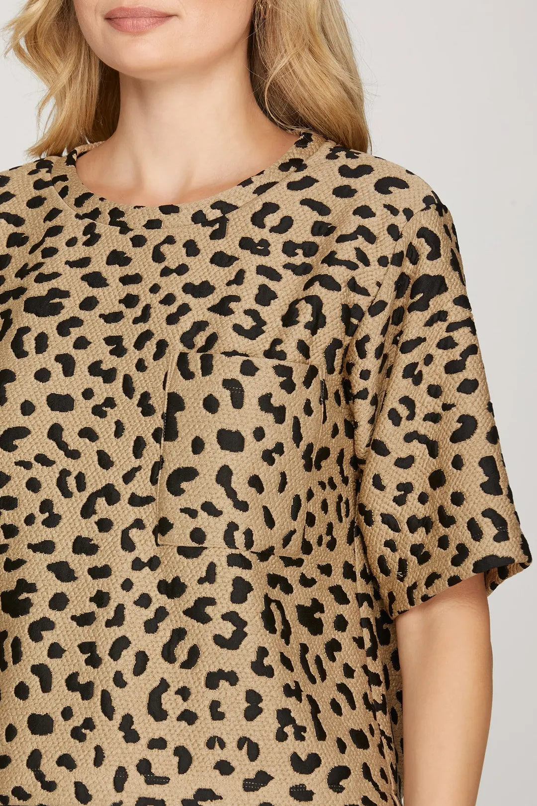 HALF SLEEVE TEXTURED KNIT LEOPARD PRINT TOP