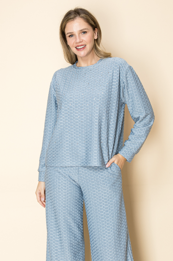 TEXTURED HONEYCOMB LONG SLEEVE TOP.