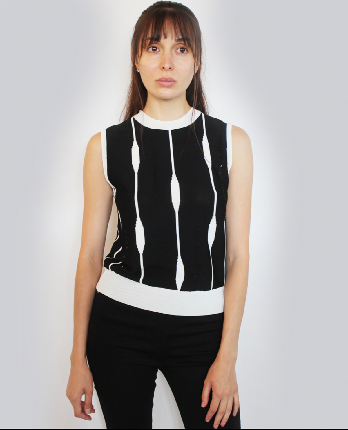 Sleeveless Contrasting Design Top