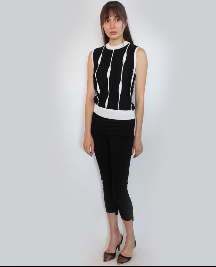 Sleeveless Contrasting Design Top