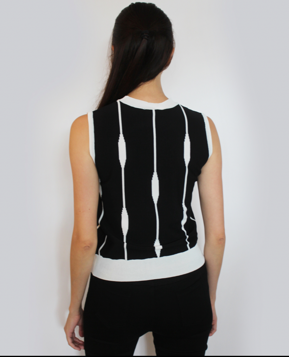 Sleeveless Contrasting Design Top