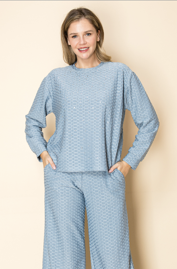 TEXTURED HONEYCOMB LONG SLEEVE TOP.
